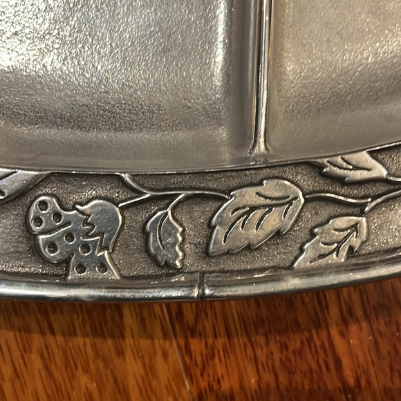 Wilton Armetale® Artesian Road Larger (14")  Oval Divided Server - Picture 7 of 11